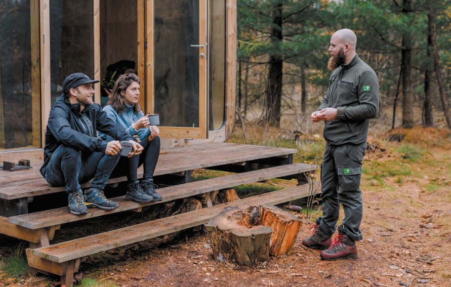 Boswachter bij bezoekers in het bos