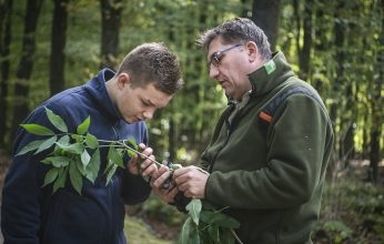 boswachter met leerling