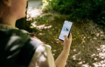 boswachter met telefoon