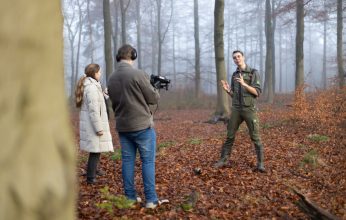 boswachter en stagiairs met camera